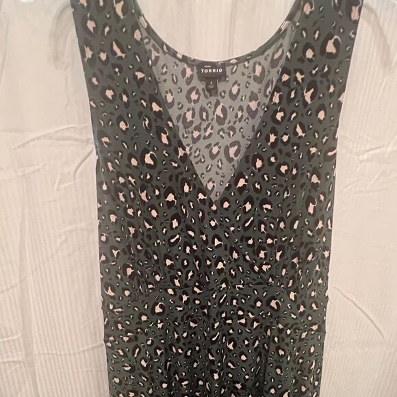 Worn 1x! Torrid, Green Leopard Print Sleeveless Dress. Size 4 - Picture 4 of 5